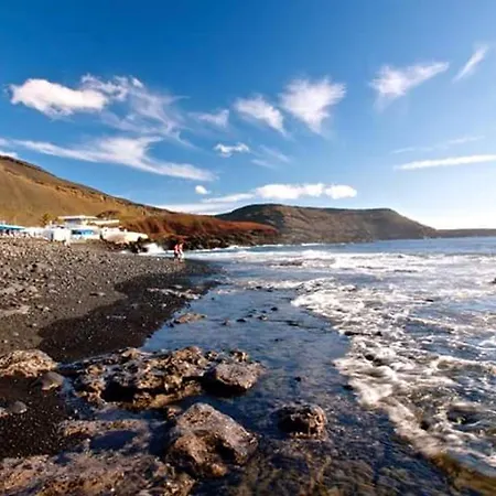 Cozy House In + Terrace Hébergement de vacances *