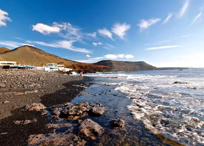 Cozy House In + Terrace בית נופש *