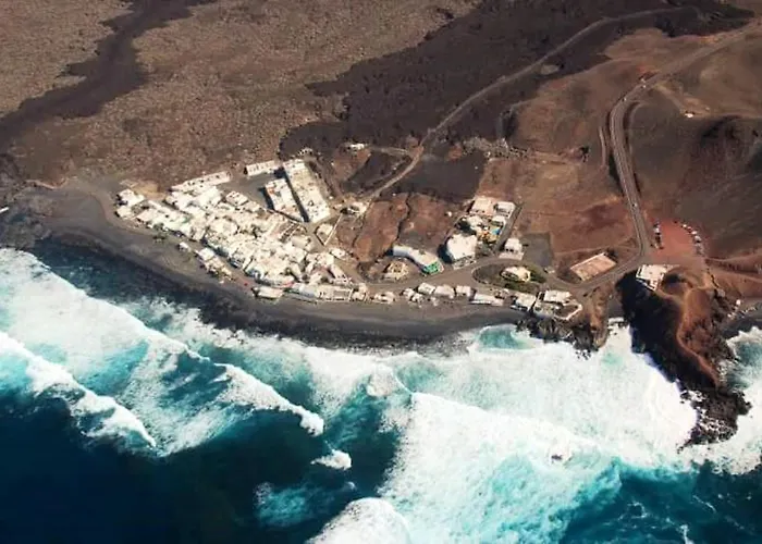 Cozy House In + Terrace בית נופש