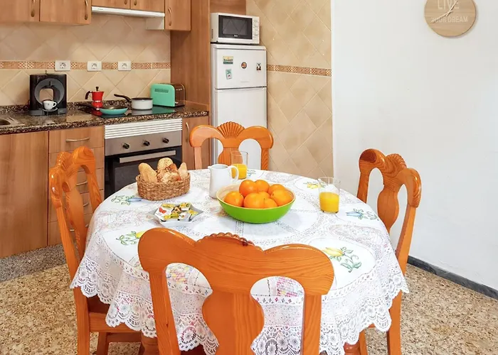 Cozy House In + Terrace בית נופש